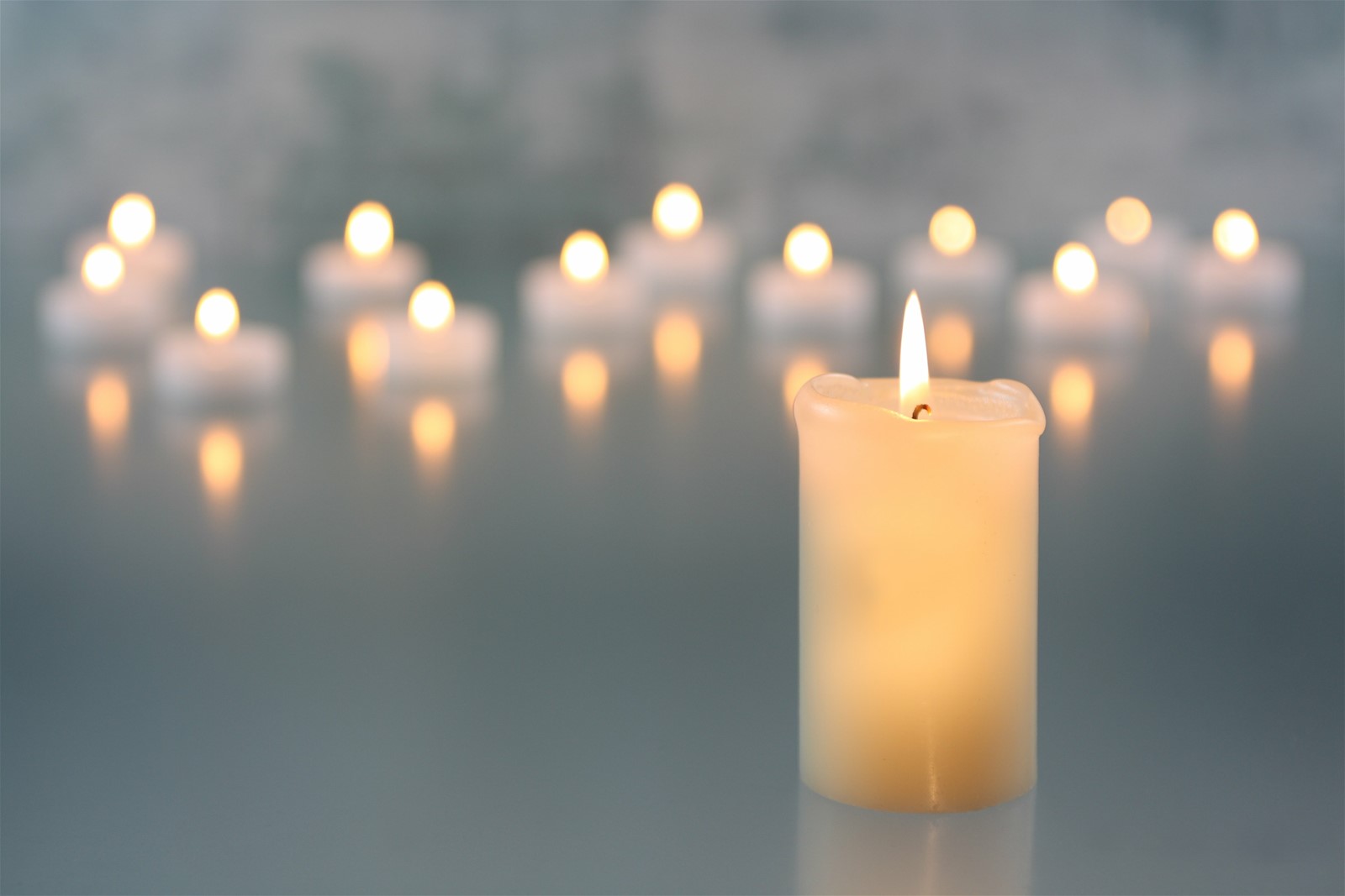 Lichter der Erinnerung: Persönliche Traueranzeigen in der neuen ePaper-Beilage